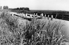 847567 Afbeelding van heipalen in het water als fundering van een brug in de T27 (de tertiaire provinciale weg ...